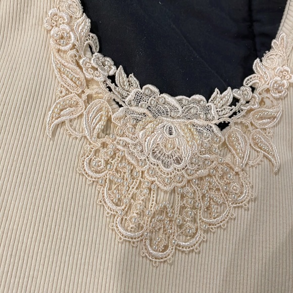 Lace and Pearl Embellished tank top - Picture 2 of 3